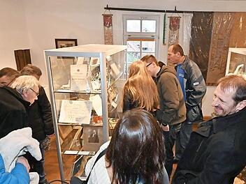 Dicht umlagert waren die Archiv-Vitrinen. Die Dokumente und Exponate stießen auf großes Interesse.  Foto: Reinhard Wolf