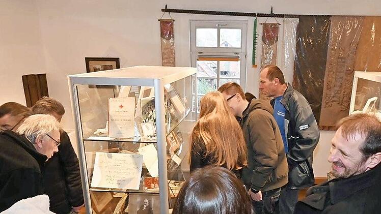 Dicht umlagert waren die Archiv-Vitrinen. Die Dokumente und Exponate stießen auf großes Interesse.  Foto: Reinhard Wolf