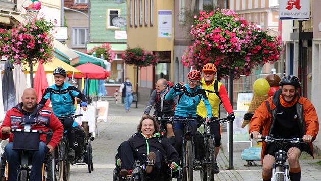 Die 38. Etappe der Spendenfahrer Ute Jansen und Markus Frommlet (in türkis) endet am 31. August in Bad Brückenau. Foto: Ulrike Müller