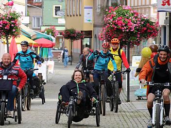 Die 38. Etappe der Spendenfahrer Ute Jansen und Markus Frommlet (in türkis) endet am 31. August in Bad Brückenau. Foto: Ulrike Müller