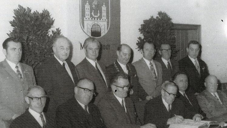 Das Foto entstand bei der Unterzeichnung der Eingliederungsverträge. Foto: Stadtarchiv Münnerstadt