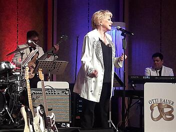 Peggy March startete den Abend gleich mit dem Lied "Mit 17 hat man noch Träume". Da hielt es etliche im Publikum schon nicht mehr auf den Stühlen.