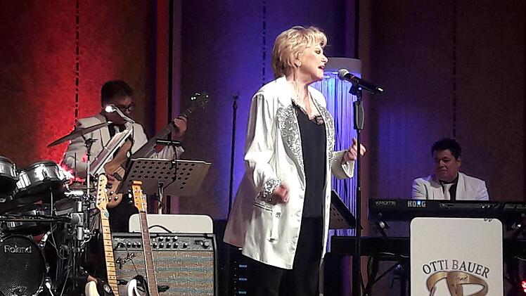 Peggy March startete den Abend gleich mit dem Lied "Mit 17 hat man noch Träume". Da hielt es etliche im Publikum schon nicht mehr auf den Stühlen.