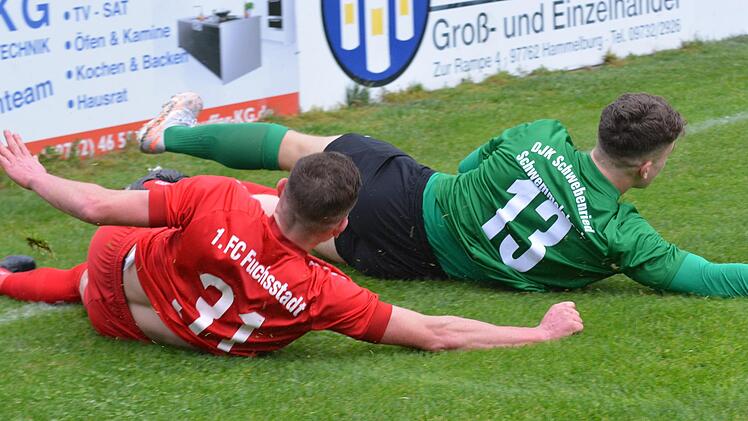 Synchron rutschen Nico Neder (links) vom FC Fuchsstadt und Lion Schramm von der DJK Schwebenried/Schwemmelsbach.Foto: ssp