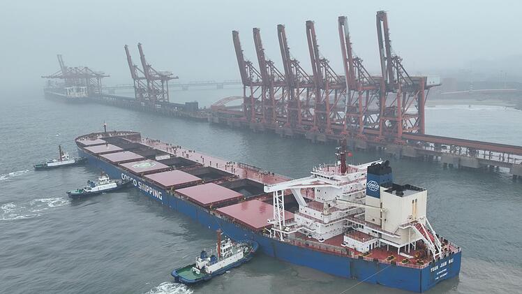 Schiff legt im Hafen von Tangshan an