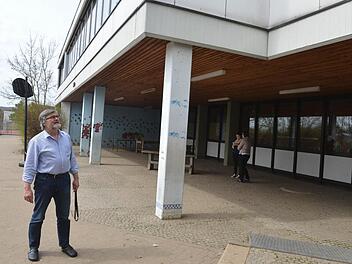 Rektor Klemens Albert vor seiner Schule. In dem jetzt überdachten Hofbereich sollen zusätzliche Räume entstehen.Foto: Ronald Rinklef