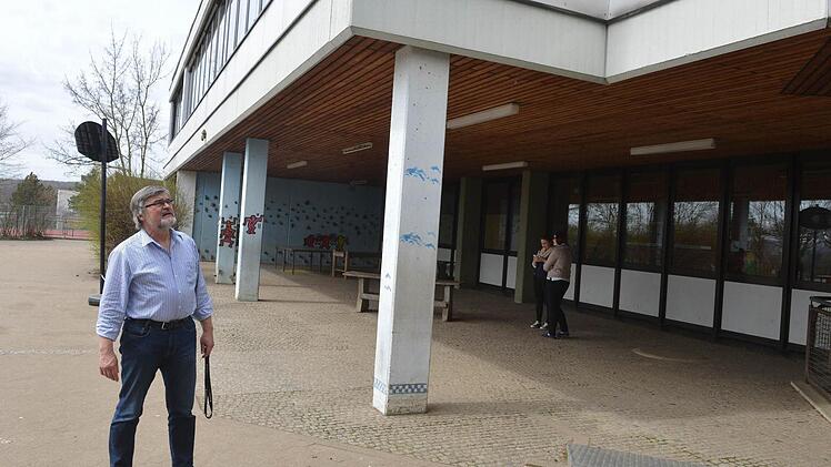 Rektor Klemens Albert vor seiner Schule. In dem jetzt überdachten Hofbereich sollen zusätzliche Räume entstehen.Foto: Ronald Rinklef