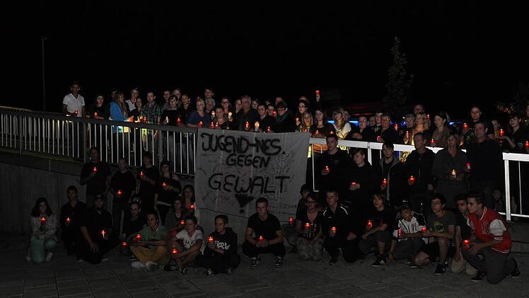 Mehr als 70 Menschen setzten auf der Falaiser Brücke ein Zeichen gegen Gewalt.
