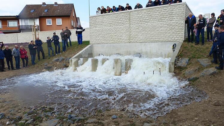 Im Ernstfall könnte die Wirkung der Pumpen nicht beobachtet werden; dann würde nämlich der Wasserspiegel der Regnitz mindestens bis zur Oberkante des Schutzdeiches reichen. Foto: Stefan Endres