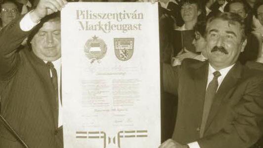 21. Oktober 1988: Die Partnerschaft zwischen dem ungarischen Pilisszentivan und der Gemeinde Marktleugast ist offiziell besiegelt. Stolz präsentierten die Bürgermeister Manfred Huhs und Gabor Penzes (rechts) die Urkunde. Foto: Matthias Beetz/Archiv