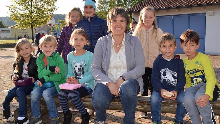 Unter Kindern fühlt sich die neue Schulleiterin Claudia Klaas am wohlsten. Hier verbringt sie die Hofpause mit ihnen. Foto: Kathrin Kupka-Hahn