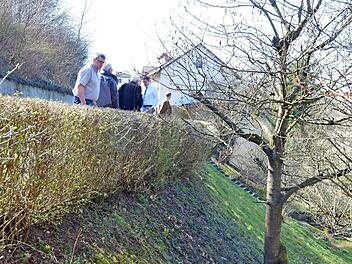 Weil sie dicht an einem steilen Hang entlangführt, droht die Fahrbahn in der Badergasse seitlich abzusinken. Mit so genannten L-Steinen soll sie nun gesichert werden. Das beschloss der Bausenat nach einem Ortstermin am Dienstag. Foto: Rainer Lutz