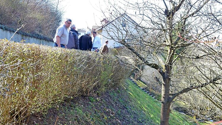 Weil sie dicht an einem steilen Hang entlangführt, droht die Fahrbahn in der Badergasse seitlich abzusinken. Mit so genannten L-Steinen soll sie nun gesichert werden. Das beschloss der Bausenat nach einem Ortstermin am Dienstag. Foto: Rainer Lutz