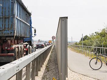 Der Radweg in Richtung Lände (rechts) soll noch heuer fertig werden, aber auf die Fortführung in Richtung Baiersdorf müssen die Radfahrer mindestens bis nächstes Jahr warten. Foto: Ekkehard Roepert