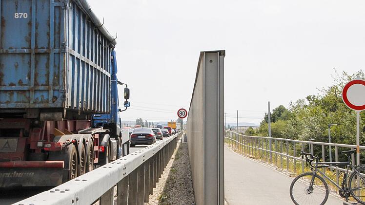 Der Radweg in Richtung Lände (rechts) soll noch heuer fertig werden, aber auf die Fortführung in Richtung Baiersdorf müssen die Radfahrer mindestens bis nächstes Jahr warten. Foto: Ekkehard Roepert