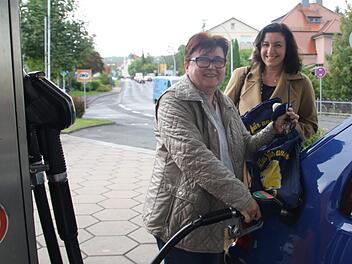 Ursula Pfeuffer lässt sich beim Tanken gern von Dorothee Bär ansprechen. Ob sie sie wählen wird, dazu schweigt sie. Aber dass eine Politikerin zum Thema Rente greifbar ist, findet sie super. Foto: S. Will