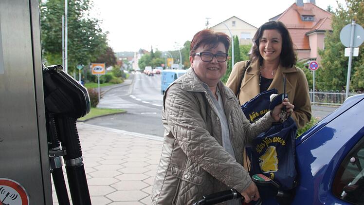 Ursula Pfeuffer lässt sich beim Tanken gern von Dorothee Bär ansprechen. Ob sie sie wählen wird, dazu schweigt sie. Aber dass eine Politikerin zum Thema Rente greifbar ist, findet sie super. Foto: S. Will