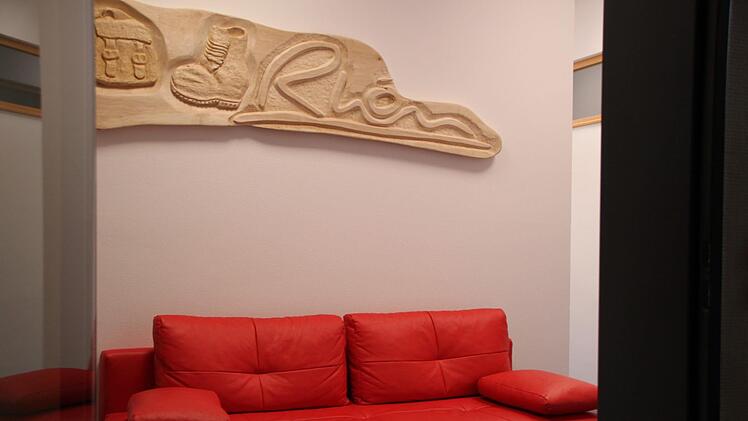 Diese Couch empfängt Besucher der Rhön GmbH. Von Oberbach aus wird die gesamte Rhön vermarktet. Foto: Ulrike Müller