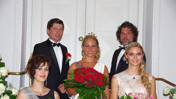Moderator Marten Krebs (hinten links)und Schauspieler Gregory B. Waldis ("Sturm der Liebe"), mit den Rosenprinzessinen Mareike Metz (links) und Laura Beyfuß. In der Mitte die neue Rosenkönigin Franziska Koch. Foto: Klaus Werner