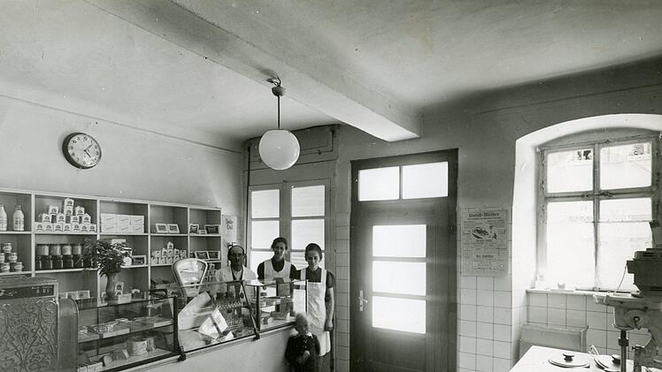 Ernst, Luzie, Rita und (vorn) Wolfgang Blümlein im Milchgeschäft in der Riemenschneiderstraße. Repro: Wolfgang Blümlein