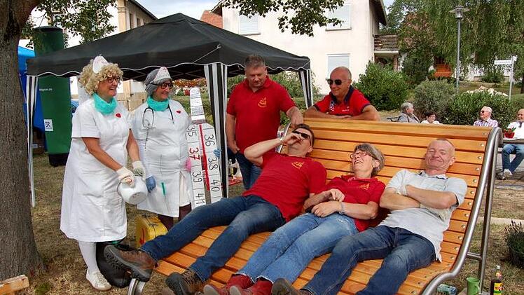 Vollbracht: Organisatoren und "Dorfratschen" an der neue Liege