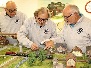 Das Thema "Grenzöffnung" kommt auch bei der 27. Vereinsausstellung "Faszination Eisenbahn" vor. Von links: Schriftführer Alexander Graf, Vorsitzender Rainer Gillde und Zweiter Vorsitzender Karl-Heinz Friedel  Foto: Desombre