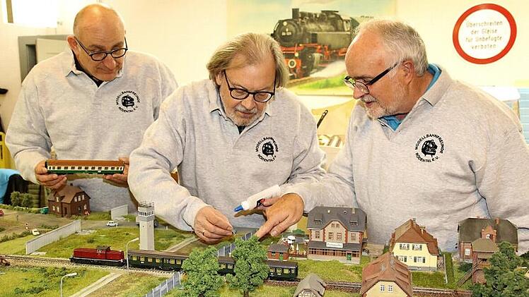 Das Thema "Grenzöffnung" kommt auch bei der 27. Vereinsausstellung "Faszination Eisenbahn" vor. Von links: Schriftführer Alexander Graf, Vorsitzender Rainer Gillde und Zweiter Vorsitzender Karl-Heinz Friedel  Foto: Desombre