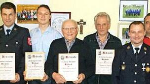 Die Ehrungen für langjährige Mitglieder nahmen der zweite Bürgermeister Hauke Petersen (links) Vorsitzender Thomas Waidhas (rechts) und Adjutant Frank George vor. Kommandant Stefan Hümmer (25J), Tobias Mirwald für seinen Großvater Georg Reuter (70 J), Konrad Dietz (65 J) sowie Reinhard Hagel (50 J) erhielten die Dankurkunde.  Foto: Ernst Eiermann