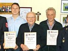 Die Ehrungen f&uuml;r langj&auml;hrige Mitglieder nahmen der zweite B&uuml;rgermeister Hauke Petersen (links) Vorsitzender Thomas Waidhas (rechts) und Adjutant Frank George vor. Kommandant Stefan H&uuml;mmer (25J), Tobias Mirwald f&uuml;r seinen Gro&szlig;vater Georg Reuter (70 J), Konrad Dietz (65 J) sowie Reinhard Hagel (50 J) erhielten die Dankurkunde.  Foto: Ernst Eiermann