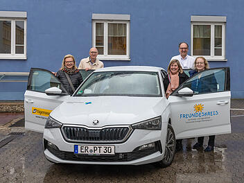 Erlangen: Für Hausbesuche bei kranken Kindern - Zwei Vereine spenden Palliativteam neues Auto Erlangen: Für Hausbesuche bei kranken Kindern - Zwei Vereine spenden Palliativteam neues Auto