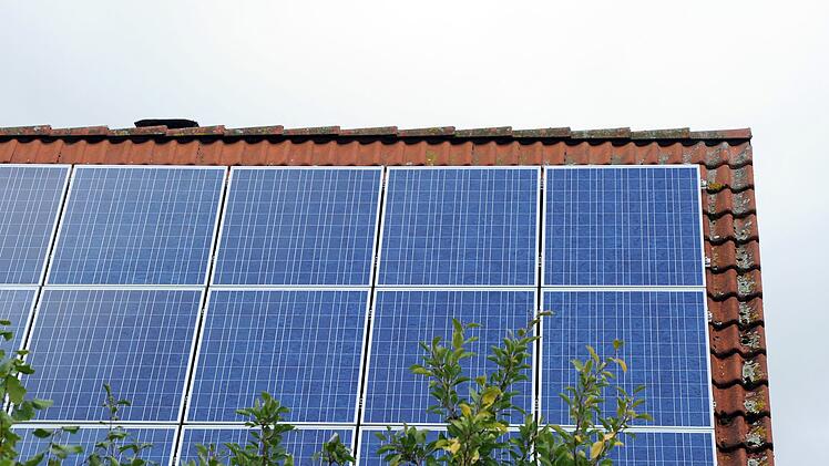 Solarstrom - Solar-Anlage auf einem Dach