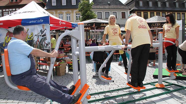 Outdoor-Fitnessgeräte luden zum Mitmachen ein.