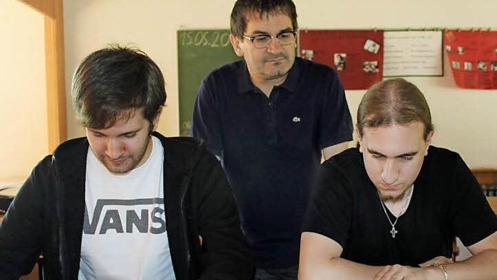 Für Matthias Simon und Daniel Müller beginnt die Zeit der Prüfungen. Mit im Bild: Juan Carlos Abad, der an der Schule unterrichtet. Foto: Veronika Schadeck