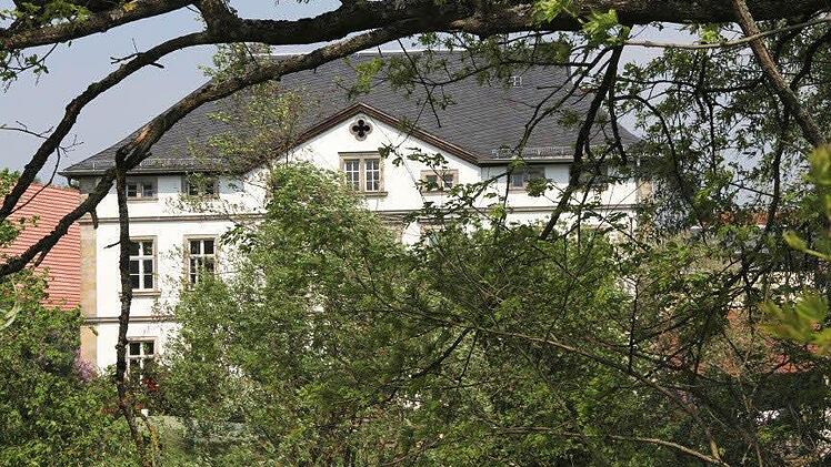 Etwas "verwunschen", versteckt hinter Büschen des Baches "Itz", lugt die Mühle Hemmendorf hervor.  Foto: Helmut Will