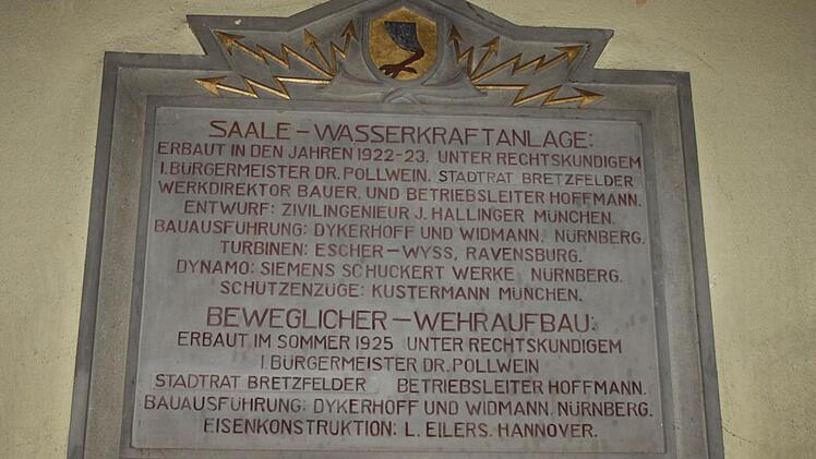 Henneberg-Wappen und goldene Blitze: Trotz Inflationszeit gab es eine schmuckvolle Tafel im alten Wasserkraftwerk. Foto: Ralf Ruppert