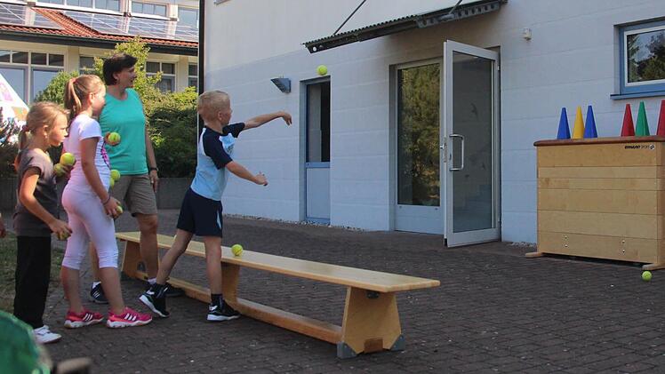 Improvisation ist alles: Dosenwerfen mit Tennisbällen auf Hütchen. Foto: Daniel Ruppert