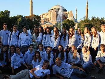 Letztes Jahr verbrachte eine Gruppe von Höchstadter Gymnasiasten ihre Studienfahrt in Istanbul. Im Hintergund zu sehen: Die Hagia Sophia, erst Kirche, dann Moschee, heute ein Museum. Das Terrorattentat vor zwei Tagen fand in unmittelbarer Nähe zu der Sehenswürdigkeit statt.  Foto: privat