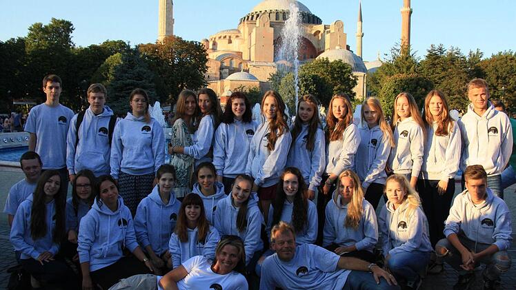 Letztes Jahr verbrachte eine Gruppe von Höchstadter Gymnasiasten ihre Studienfahrt in Istanbul. Im Hintergund zu sehen: Die Hagia Sophia, erst Kirche, dann Moschee, heute ein Museum. Das Terrorattentat vor zwei Tagen fand in unmittelbarer Nähe zu der Sehenswürdigkeit statt.  Foto: privat