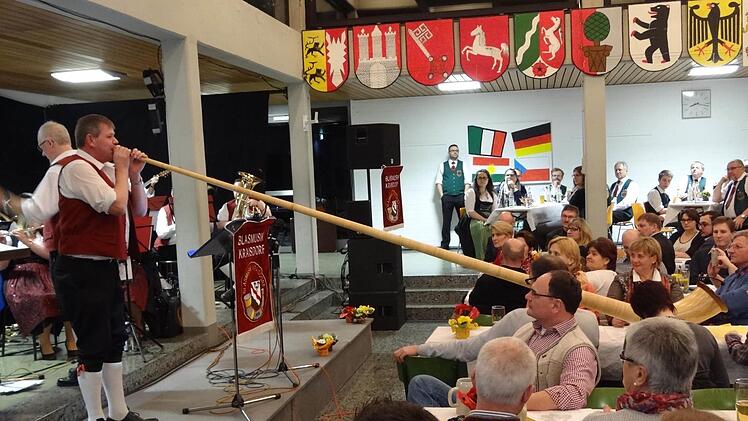 Das wohl größte Instrument des Abends: Das Alphorn von Elmar Schneidawind