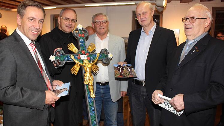 Landrat Alexander Tritthart, Dekan Kilian Kemmer, Reinhard Grasse, Gerald Brehm und Georg Schockel (von links) freuen sich über die gelungene Dokumentation  Foto: Evi Seeger