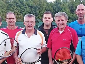 Auf dem Foto zu sehen sind die Endspielteilnehmer (von links): Manfred Halbig, Peter Lurz, Arthur Pfülb, Stefan Schießer, Albrecht Eyrich-Halbig, Kalle Deublein und Daniel Albert  Foto: Felix Füller