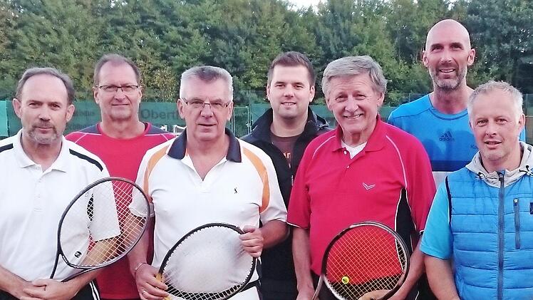 Auf dem Foto zu sehen sind die Endspielteilnehmer (von links): Manfred Halbig, Peter Lurz, Arthur Pfülb, Stefan Schießer, Albrecht Eyrich-Halbig, Kalle Deublein und Daniel Albert  Foto: Felix Füller