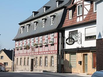 Auf eine wechselvolle Geschichte blickt das Rathaus von Mitwitz, in dem einst die Gastwirtschaft "Zum wilden Mann " betrieben wurde. Foto: Herbert Fischer