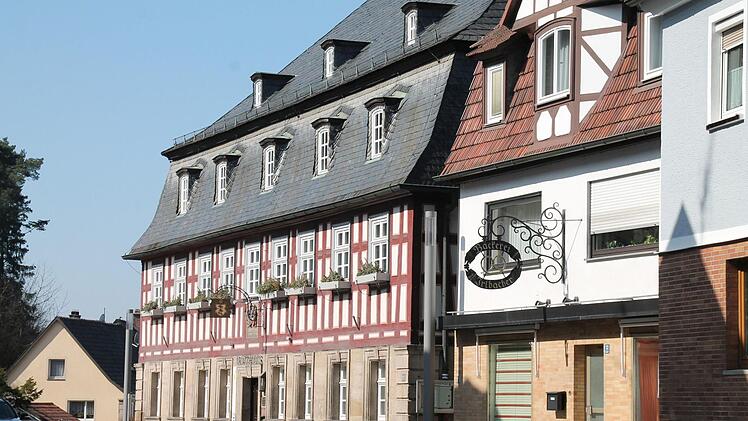 Auf eine wechselvolle Geschichte blickt das Rathaus von Mitwitz, in dem einst die Gastwirtschaft "Zum wilden Mann " betrieben wurde. Foto: Herbert Fischer