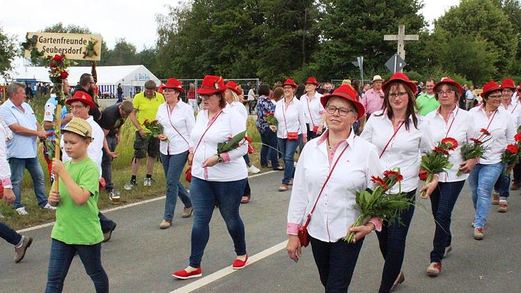 Ein herrlicher Farbtupfer beim Festzug waren die Mitglieder der Gartenfreunde Seubersdorf