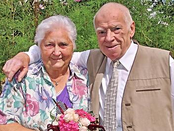 Zufrieden legt Hermann Griebel den Arm um seine Frau Käthe und freut sich mit ihr, dass sie "eiserne Hochzeit" feiern können.  Foto: Helmut Will