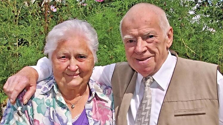Zufrieden legt Hermann Griebel den Arm um seine Frau Käthe und freut sich mit ihr, dass sie "eiserne Hochzeit" feiern können.  Foto: Helmut Will