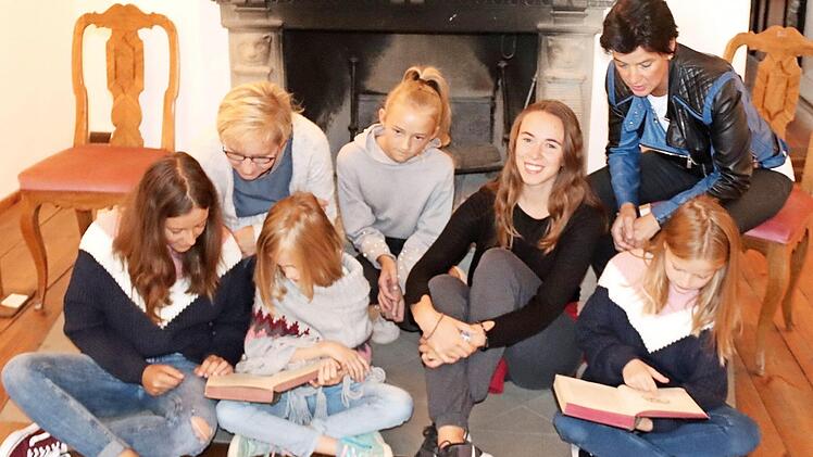 Im Adelsdorfer Schloss zeigten Kinder Alessia (3. v. r.) alte Märchenbücher. Foto: Blum