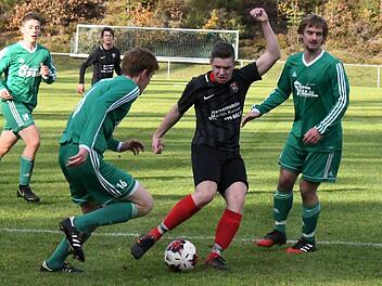 Die goldene Mitte w&auml;hlt Reichenbachs David Dietz, um die Riedenberger Vincenz Schaab (links) und Paul Konopka zu d&uuml;pieren. Foto: Hopf