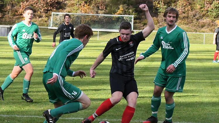 Die goldene Mitte w&auml;hlt Reichenbachs David Dietz, um die Riedenberger Vincenz Schaab (links) und Paul Konopka zu d&uuml;pieren. Foto: Hopf